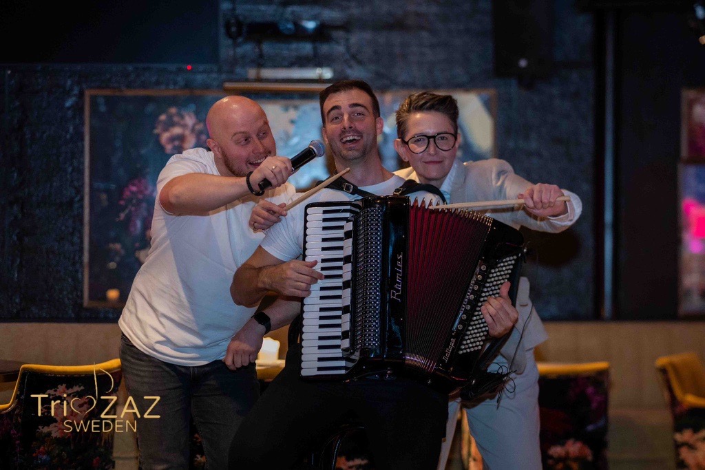 Trio ZAZ Sweden spelar live med dragspel, trummor och sång